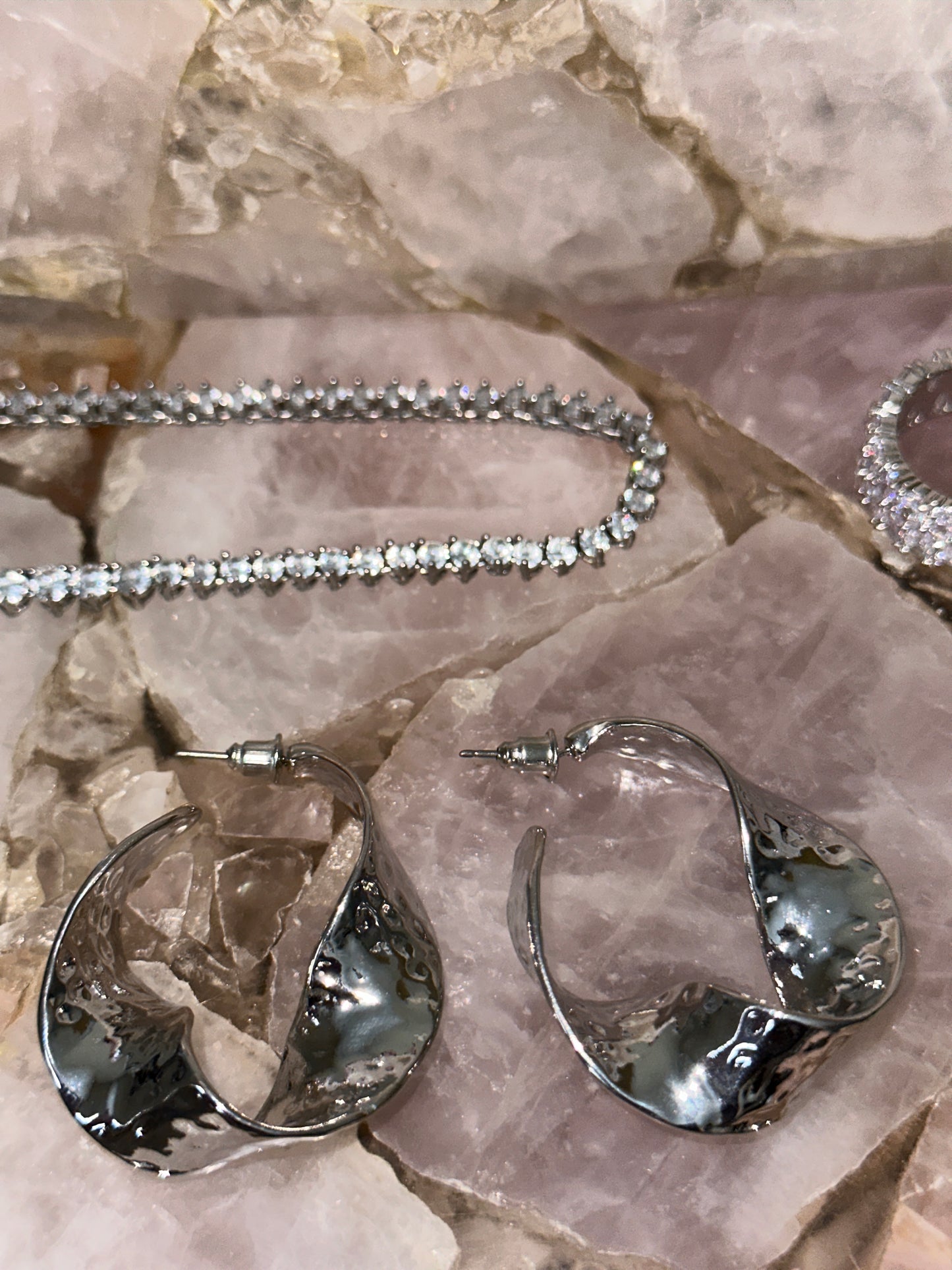 “Savior” twisted hoop earrings (Silver)