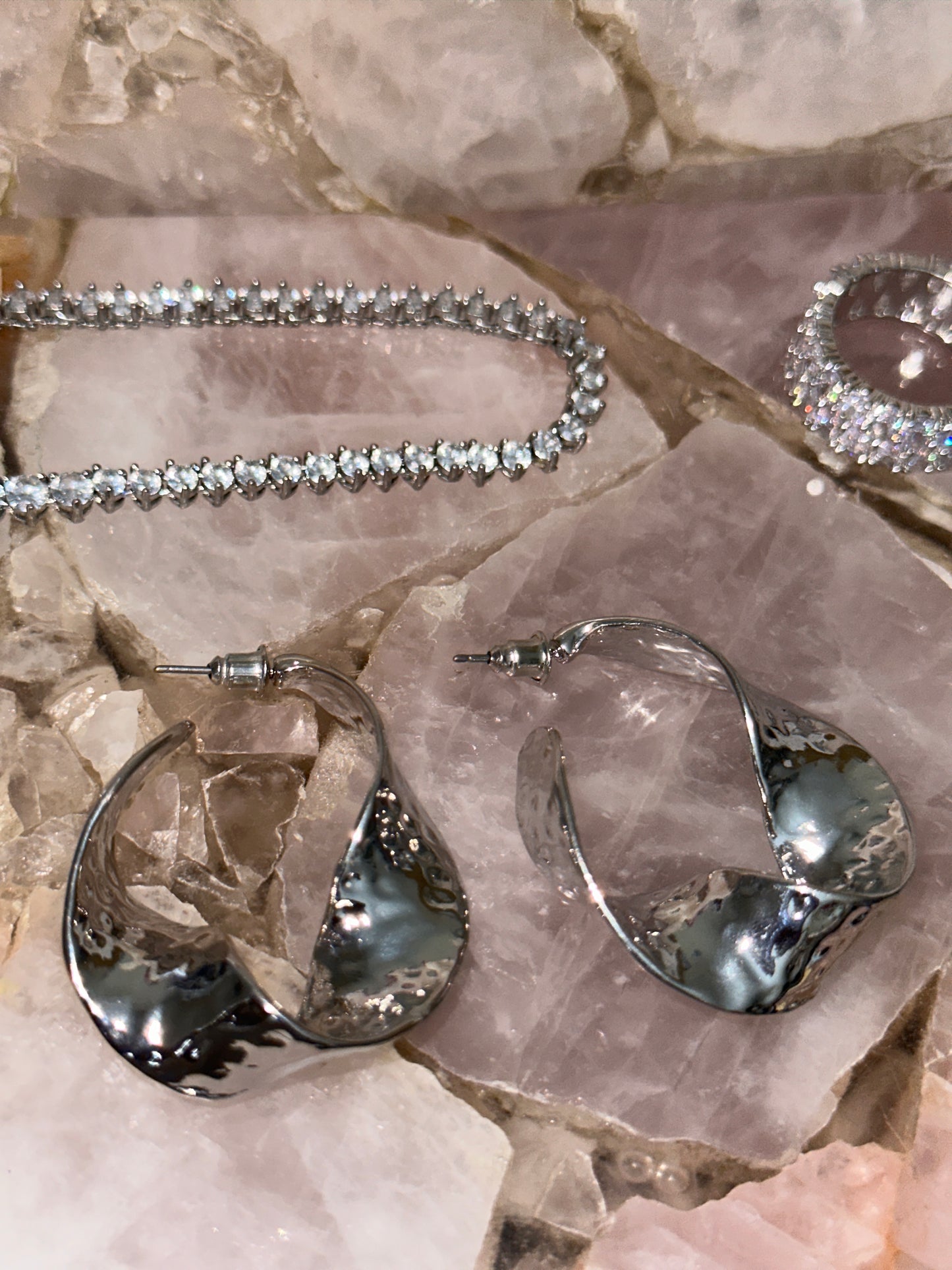 “Savior” twisted hoop earrings (Silver)