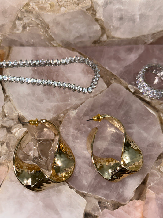 “Savior” twisted hoop earrings (Gold)